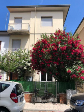 App. piano terra con giardinetto e stabilimento balneare incluso